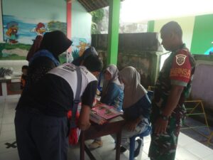 1. Babinsa Kampung Gel-Gel Minta Warga Manfaatkan Posyandu
