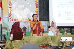 1. Ketua Persit Kodim Lamongan Berkunjung ke TK Kartika