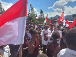 1. Ribuan Bendera Merah Putih Berkibar Gagah di Kabupaten Lanny Jaya