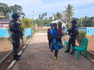 1. Satgas Yonif 726Tamalatea Kawal Warga Beribadah