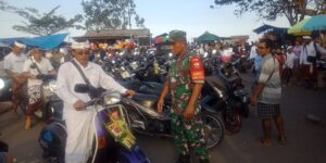 1. Serma Yudi Kawal Perayaan Galungan di Pantai Kusamba
