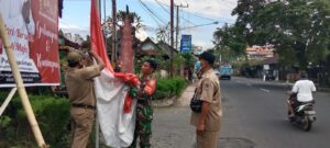 2. Babinsa Banjarangkan Sulap Jalan Desa Bernuansa Patriotisme dan Nasionalisme