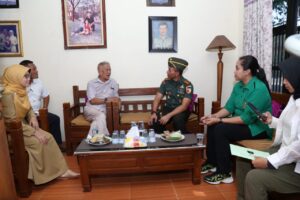 2. Dandim Letkol Arm Ketut Wira Bagikan Tali Asih dari Pangdam untuk Veteran
