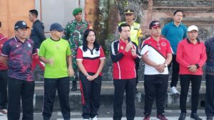 2. Letkol Armen dan Bupati Klungkung Lepas Peserta Gerak Jalan Putri