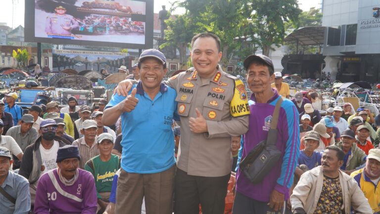 Pupuk Kebersamaan Bersama Abang Becak, Kapolrestabes Surabaya Ajak Sarapan Pagi dan Bagikan Paket Sembako