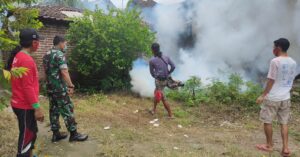 2. Babinsa Koramil Ngimbang Bersama Warga Gencarkan Fogging