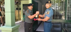 2. Dandim Letkol Arm Ketut Sambut Kedatangan Kasgartap IIISurabaya