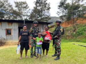 2. Prajurit Rusa Hitam Bagikan Bingkisan Natal
