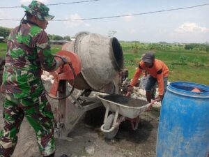 1. Babinsa Sarirejo Bantu Garap Pembangunan Tembok Penahan Tanah