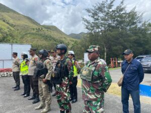 1. Satgas Yonif 721 Bersinergi Ciptakan Pemilu Damai di Tanah Papua