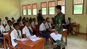 1. Satgas Yonif 721Makkasau Jadi Tenaga Pendidik di Distrik Malagay