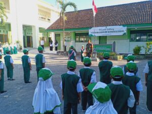 1. Senin Berkibar Jadi Pondasi Cetak Generasi Muda Berkarakter