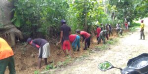 2. Akhir Pekan, Warga dan Koramil Babat Bikin Saluran Air