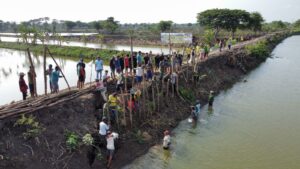 2. Kodim Lamongan Gelar Karya Bakti dan Baksos Penanggulangan Bencana