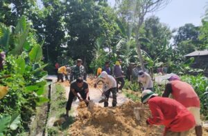 2. Koramil Ngimbang Kerja Bakti Bareng Warga
