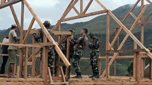 2. Satgas Yonif 721Makkasau Bangun Rumah Milik Kepala Desa Ninengwa