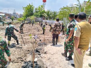 3. TNI, Polri, Pemda dan Masyarakat di Lamongan Bersinergi Tanam Mangrove
