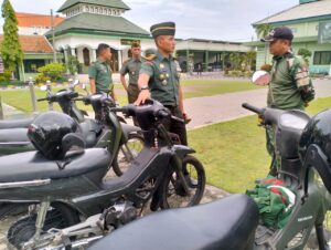1. Letkol Arm Ketut Tinjau Kondisi Kendaraan Dinas Babinsa