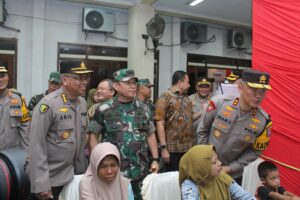 1. Mayjen TNI Rafael dan Kapolda Jatim Tinjau Pelaksanaan Bulan Bakti TNI di Sampang