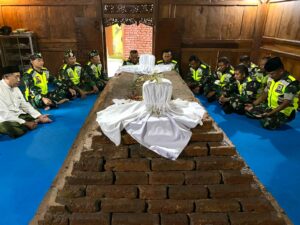 2. Dandim Letkol Wira Lakukan Ziarah