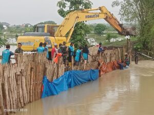2. Kodim Lamongan Terjunkan Personel, Lakukan Penanggulangan Tanggul Jebol