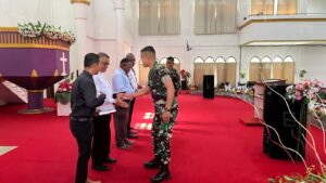 1. Satgas Yonif 721Makkasau Gelar Ibadah Bersama