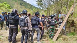 2. Satgas Yonif 721Makkasau dan Pemda Tolikara Bersinergi Buka Akses Jalan