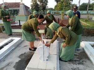 1. Persit Kodim Lamongan Tabur Bunga