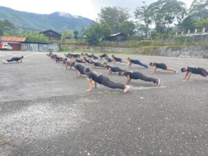 1. Satgas Pamrahwan Yonif 721Makkasau Lakukan Jalan Sehat