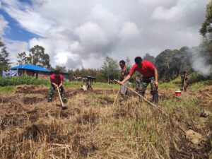 1. Satgas Yonif 721Makkasau Ajak Warga Manfaatkan Lahan Kosong