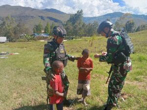 1. Satgas Yonif 721Makkasau Gelar Komsos di Kampung Ninabua
