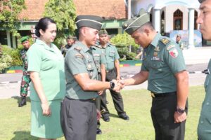2. Letkol Wira Pimpin Kenaikan Pangkat Prajurit Kodim Lamongan
