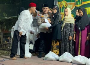 Santuni Anak Yatim dan Dhuafa, Kapolsek Simokerto Berikan Solusi Bagi Pemudik