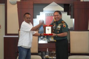 1. Mayjen TNI Rafael Terima Penghargaan Prapanca Award