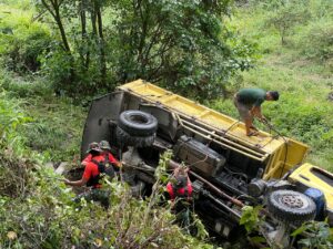 2. Satgas Yonif 721 Turun Tangan, Evakuasi Korban Kecelakaan