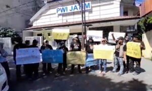 Puluhan Wartawan Jatim Tuntut KLB, Usai Kisruh di PWI Pusat