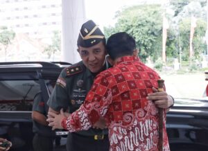 1. Kedatangan Mayjen TNI Rudy Disambut Pj Gubernur Adhy