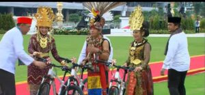 Istri Ketua DPD RI Dapat Hadiah dari Presiden Jokowi