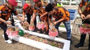 Memperingati Hari Pahlawan, MPC Pemuda Pancasila Kota Surabaya Tabur Bunga Di Makam Pahlawan