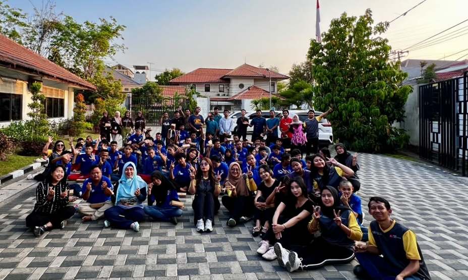 Tim Dafam Pacific Caesar Surabaya foto bersama anak-anak UPTD Kampung Anak Negeri Kalijudan usai senam bersama peringatan HAORNAS