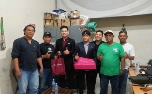 Perwakilan Fave Hotel The Alana Hotel dan NEO Hotel foto bersama pengurus HNN Group di sekretariat HNN Surabaya dukung Milad ke-10